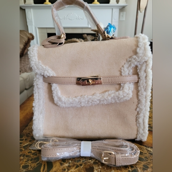 Badgley Mischka Elegant Cream Shearling Handbag - Picture 6 of 9